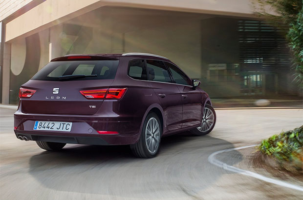 Nouvelle SEAT Leon ST vue arrière couleur bordeaux - SEAT Coignières